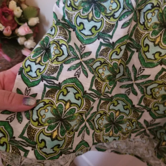 🍀 New Directions Curvy Tee Shirt - Picture 5 of 6